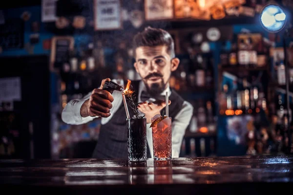 Charmoso barman está servindo uma bebida no balcão do bar — Fotografia de Stock