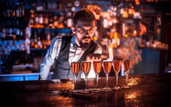 Barman dělá koktejl za barem — Stock fotografie