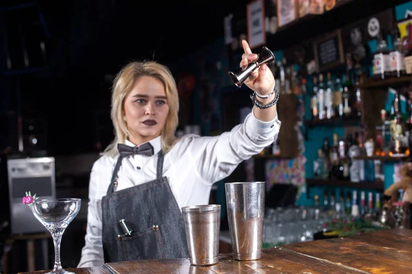 Meisje barman maakt een cocktail in het alehouse — Stockfoto