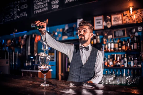 Bartendern kokar ihop en cocktail på porterhouse — Stockfoto