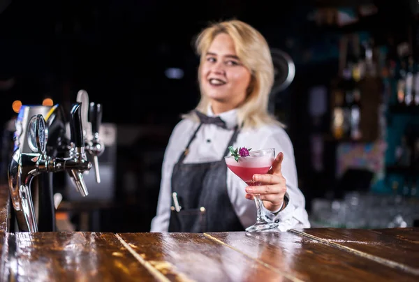Dziewczyna barman tworzy koktajl na alehouse — Zdjęcie stockowe