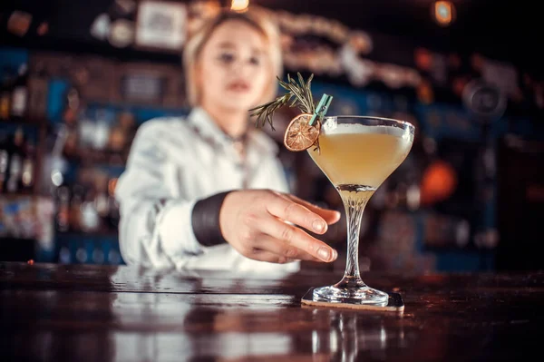 Ung flicka mixolog häller en drink i nattklubben — Stockfoto
