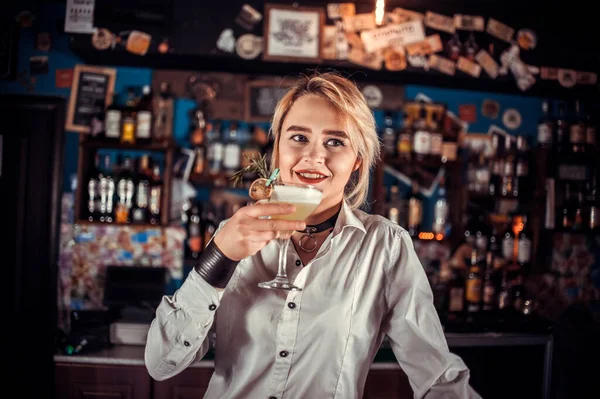 Flicka bartender blandar en cocktail i brasserie — Stockfoto