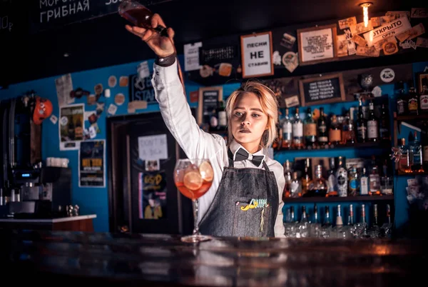 Dívka barman vytváří koktejl na pivnici — Stock fotografie