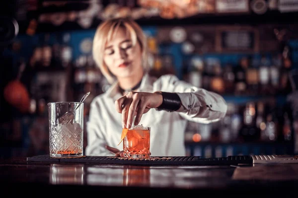 Porträtt av flicka bartender visar processen att göra en cocktail — Stockfoto