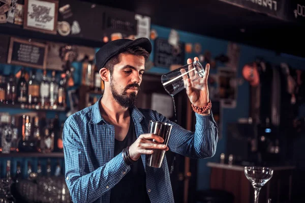 Barman dělá koktejl v baru — Stock fotografie