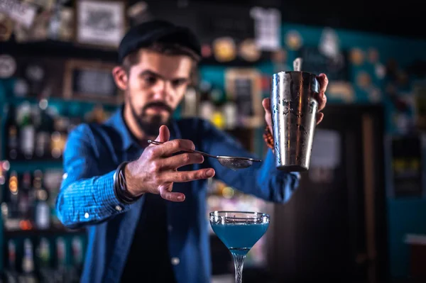 Barman dělá koktejl v saloonu — Stock fotografie