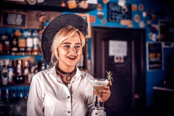 Professionell kvinna bartender visar sina yrkeskunskaper i nattklubben — Stockfoto