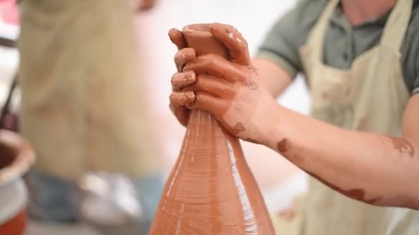 Pottery dívka těší keramiky umění a výrobní proces. Ruční práce. Detailní záběr. — Stock video