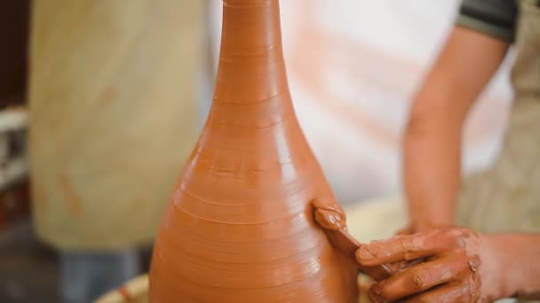 Menina de cerâmica demonstra o processo de fazer pratos de cerâmica usando a velha tecnologia. Artesanato popular. Close-up. — Vídeo de Stock