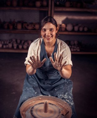 Potter el sanatları atölyesinde bitmiş kil ürünü gösteriyor. Sanat yaratıcılığı kavramı.