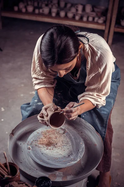 Stylish pottery girl making ceramic pot on the pottery wheel . Handcraft. — Stock Photo, Image