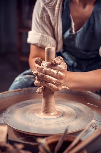 Produzione manuale di prodotti ceramici secondo antiche ricette — Foto Stock