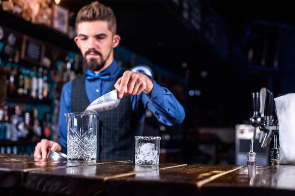 Gerichte barman demonstreert zijn professionele vaardigheden in de nachtclub — Stockfoto