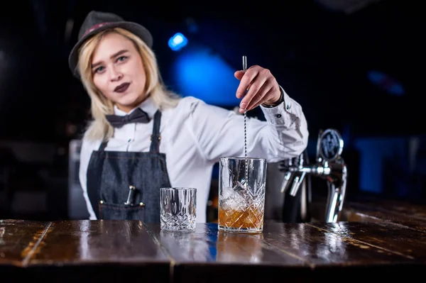 Dívka barman vymyslí koktejl v baráku — Stock fotografie