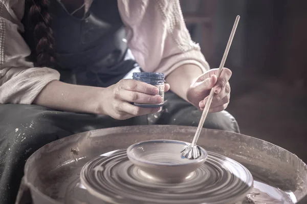 Creating vase of white clay close-up. The sculptor in the workshop makes a jug out of earthenware closeup. Twisted potters wheel. — Stock Photo, Image