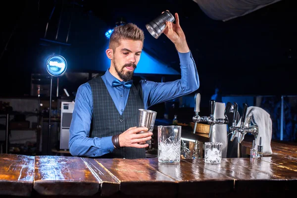 Barman gör en cocktail på ölstugan — Stockfoto