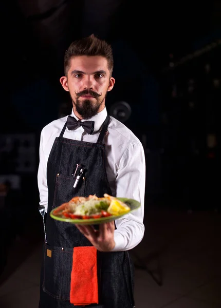 Karismatisk diskett håller hjälpsamt kokta skålen på en svart bakgrund. — Stockfoto