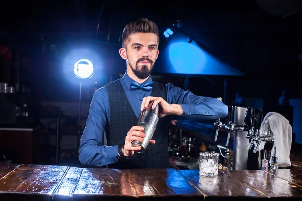 Charmig bartender lägger sista handen på en drink på puben — Stockfoto