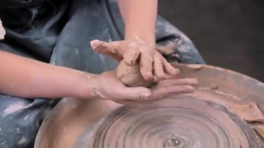 Potter ustası kadın kilden heykel yapıyor. Seramik sanat konsepti. Yakın plan..