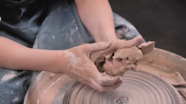 Maître-céramiste crée un pot d'argile sur une roue de potiers. Les mains de potier se rapprochent. Artisanat ancien et poterie travail artisanal — Video