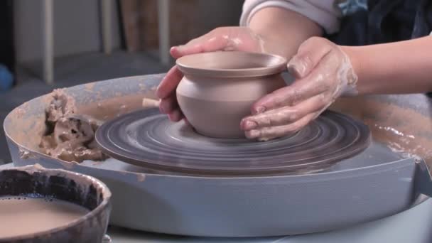 ポッターマスターの女性は、古い技術を使用してセラミック料理を作るプロセスを示しています。国の工芸品。閉鎖. — ストック動画