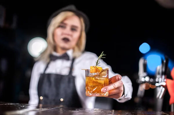 Flicka bartender skapar en cocktail på brasserie — Stockfoto