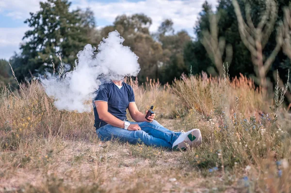Elektronik sigara tüttüren şık bir adam. Adam sigara içiyor.. — Stok fotoğraf