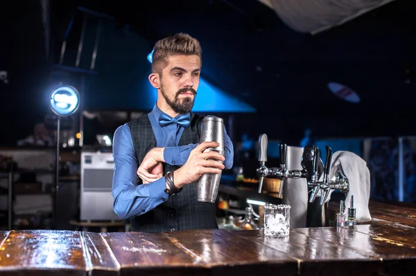 Charmiga bartender överraskningar med sin skicklighet bar besökare — Stockfoto