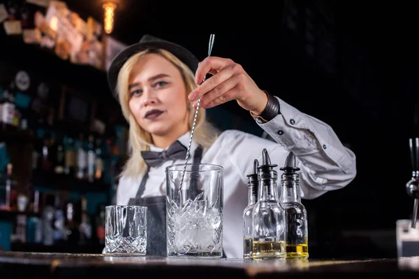 Karismatisk barflicka gör en show som skapar en cocktail på baren — Stockfoto