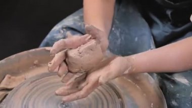 El sanatları ustası el sanatları, çömlek, çömlekçi çarkındaki yeni ıslak çamurdan heykeltraş çömlekçilik modelliği.