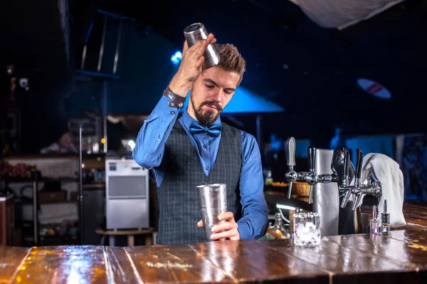 Εστιασμένη bartending αποδεικνύει τη διαδικασία της παρασκευής ενός κοκτέιλ στο μπαρ μετρητή — Φωτογραφία Αρχείου