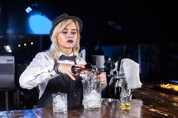 Flicka bartender gör en cocktail på pothouse — Stockfoto