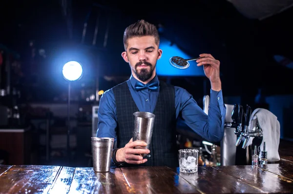 Bartendern blandar en cocktail på det allmänna huset — Stockfoto