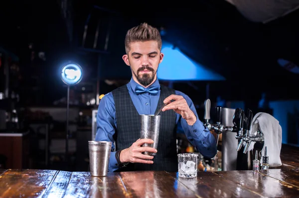 Bartender formulerar en cocktail på porterhouse — Stockfoto