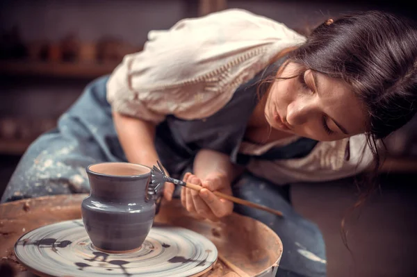 Hlavní třída na modelování z hlíny na hrnčíři kola v keramické dílně. — Stock fotografie