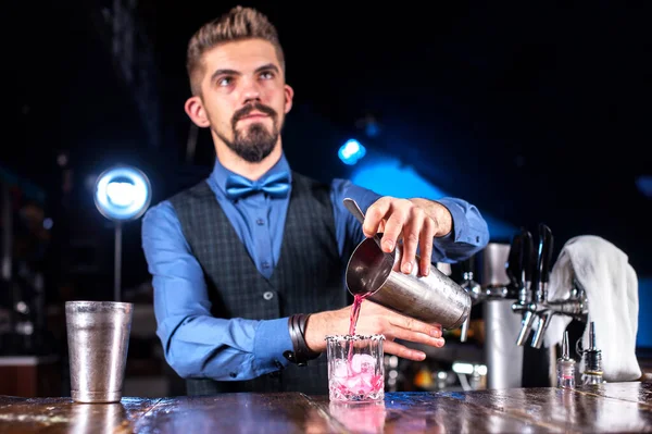 Bartendern kokar ihop en cocktail på ölstugan. — Stockfoto