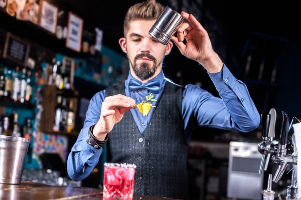 Barman hace un cóctel en el pothouse — Foto de Stock