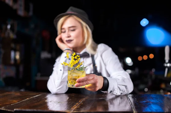 Vacker kvinna bartender visar processen att göra en cocktail när du står nära bardisken i baren — Stockfoto