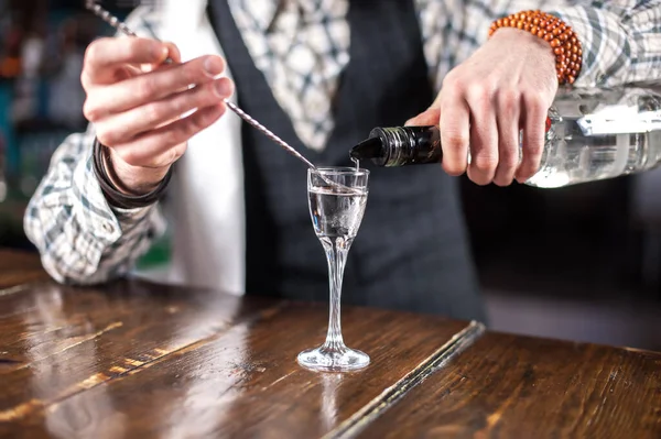 Barman formulates a cocktail on the porterhouse — Stock Photo, Image