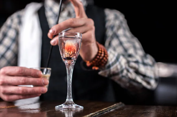 Porträtt av bartendern skapar en cocktail i cocktailbarer — Stockfoto