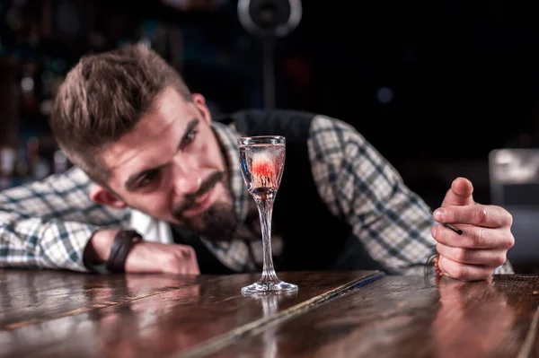 Charmig bartender placerar sista handen på en drink i cocktailbarer — Stockfoto