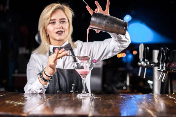 Flicka bartender blandar en cocktail i porterhouse — Stockfoto