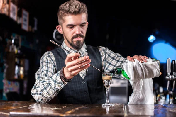 Barman prepara un cóctel en la taberna — Foto de Stock