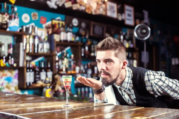 Barman míchá koktejl na taproomu — Stock fotografie