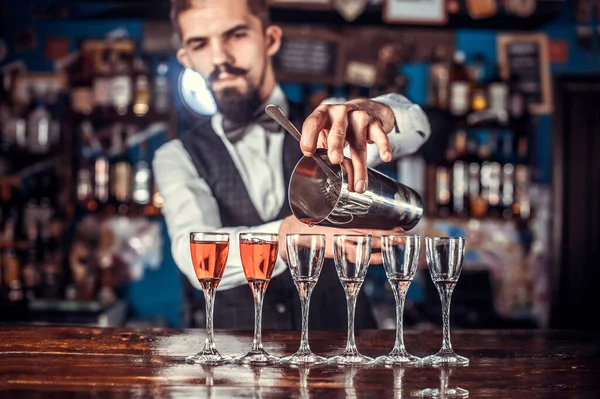 Bartendern kokar ihop en cocktail vid pothuset — Stockfoto