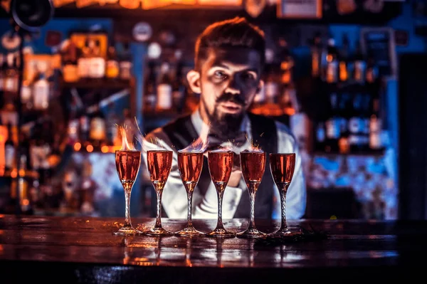 Sakallı barmen gece kulübünde bir kokteyl hazırlıyor. — Stok fotoğraf