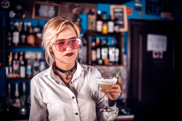 Girl barman formulates a cocktail in the beerhall — Stock Photo, Image