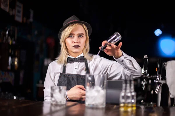 Dívka barman dělá koktejl v brasserie — Stock fotografie