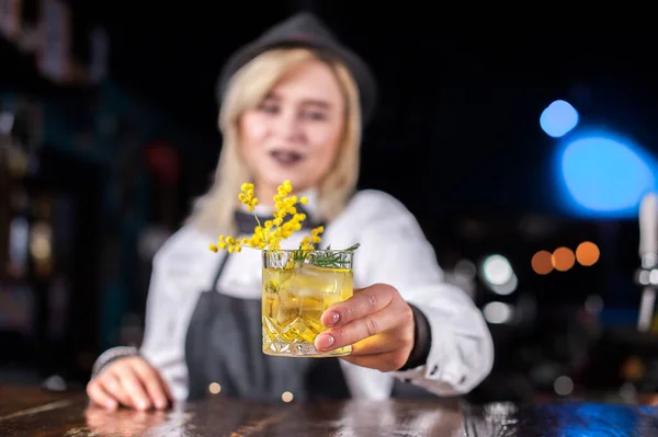 Kız barmen barda kokteyl hazırlıyor. — Stok fotoğraf